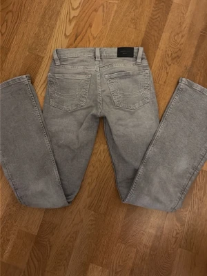 Grå jeans från Perfect Jeans, storlek 32 - Gråa lågmidjade bootcut jeans från Gina tricot i storlek 32. 