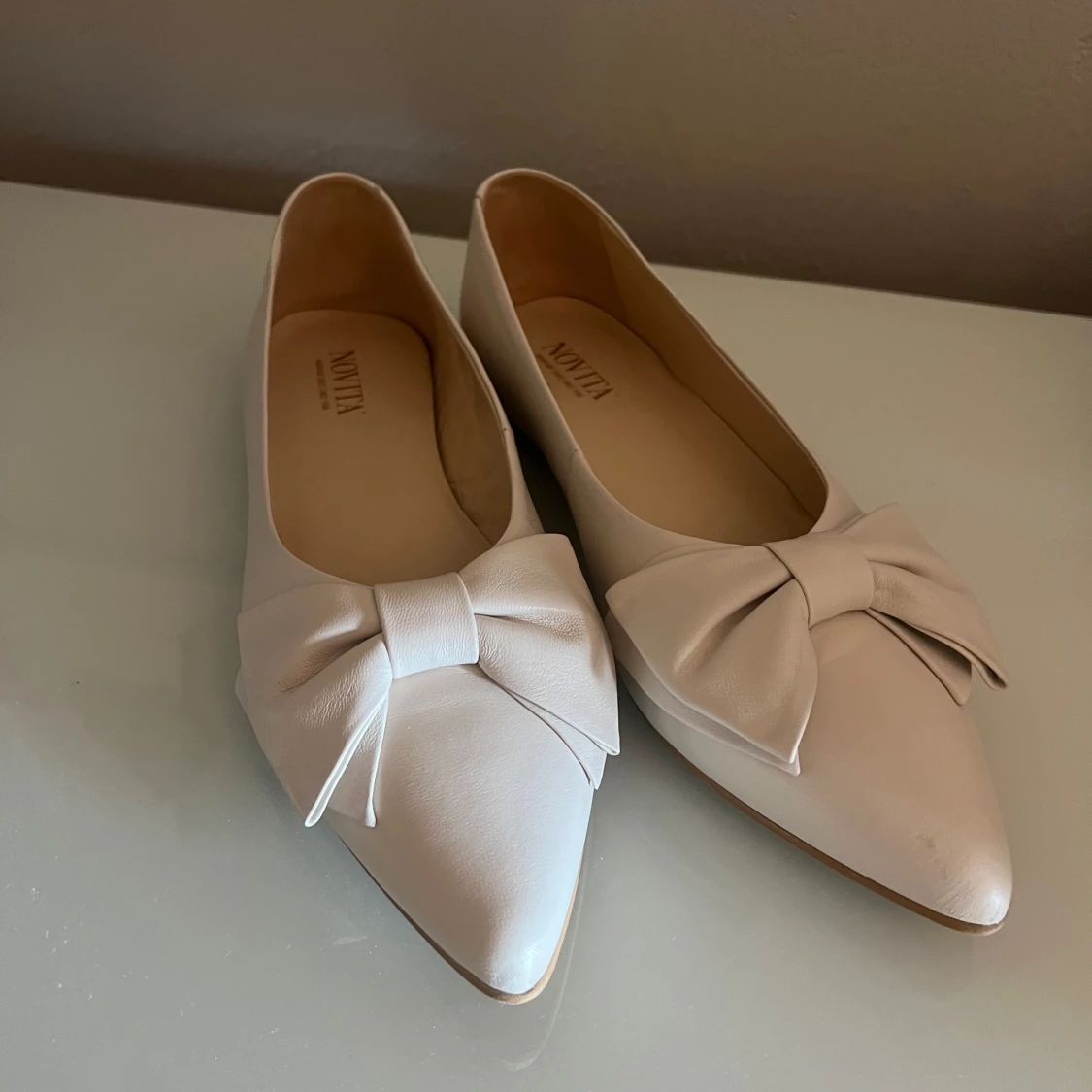 Beige ballerinaskor med rosett Novita