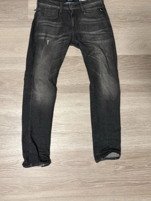 Replay svarta slim jeans - Säljer ett par svarta Replay jeans med snyggt slitna detaljer. Använda i riktig bra skick. Ny pris på dessa är 1300