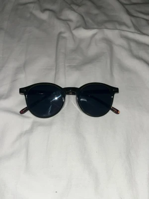 Solglasögon  - Ett par stilrena snygga solglajor som passar bra till alla outfit.