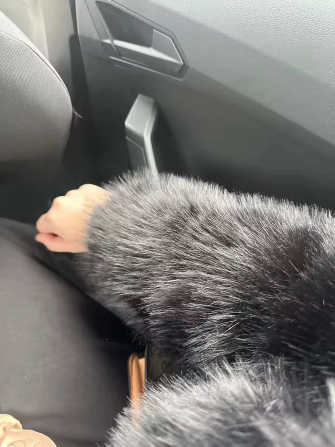 Svart fluffig pälsjacka - 2