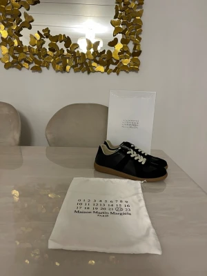 Maision margiela - Säljer ett par mycket fina svarta skor I storlek 43. Allt på bilden medföljer såklart och skick 10/10. Det är bara att komma med bud eller höra av sig vid eventuella frågor😇