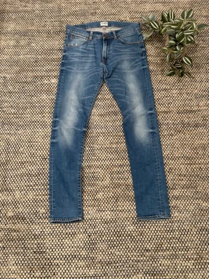 Edwin Jeans 32/32 - Mycket snygga fades och mönster som formas efter flera år av användning och tvätt, passa på!   •Skick: 9/10   •storlek📏: 32/32  •Nypris/Butikspris:💰1500   Köp gärna i bundles för att underlätta i frakt och på detta vis blir jag mer flexibel i pris! Våga buda! 🚚🤝