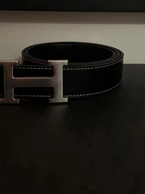 Svart H bälte - Svart h bälte oanvänd och ny