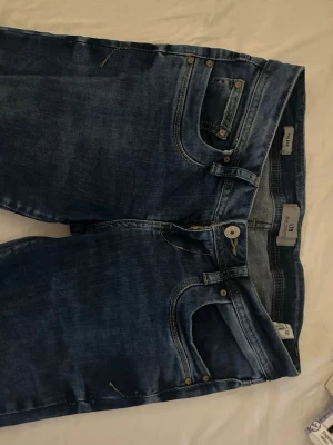 Mörka ltb jeans valerie - Mycket fina låg midjade jeans från ltb i storlek W26 L32 har vissa skavanker som visas på bilderna. Skriv till mig om ni vill ha mått eller har några andra övriga frågor❤️ 