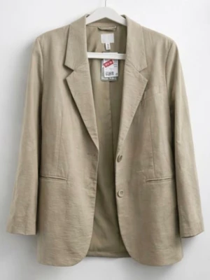 Beige kavaj från HM stl S - Stilren beige kavaj med klassisk krage och två knappar framtill. Kavajen har raka ärmar och två fickor fram. Helt oanvänt, prislappen sitter kvar, köptes på rea för 150kr. Storlek S