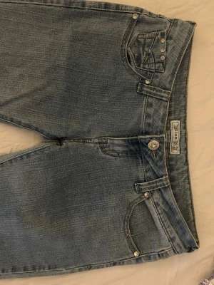 Ljusblå jeans från Miss RJ - Köpte de secondhand så vet inte riktigt vart de är ifrån men märket är miss rj (storlek 42) skriv till mig om ni vill ha mått eller har några andra övriga frågor❤️