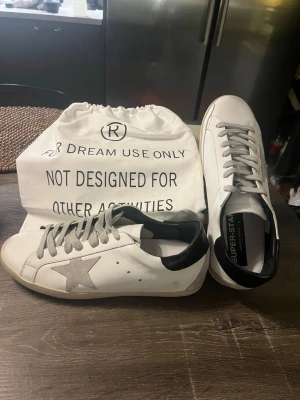 Vita sneakers från Golden Goose - Ett par riktigt snygga Golden Goose i storlek 42!🌟 Riktigt bra skick, knappt använda! OG Dustbag fås med! Självklart äkta! (KVITTO FINNS)