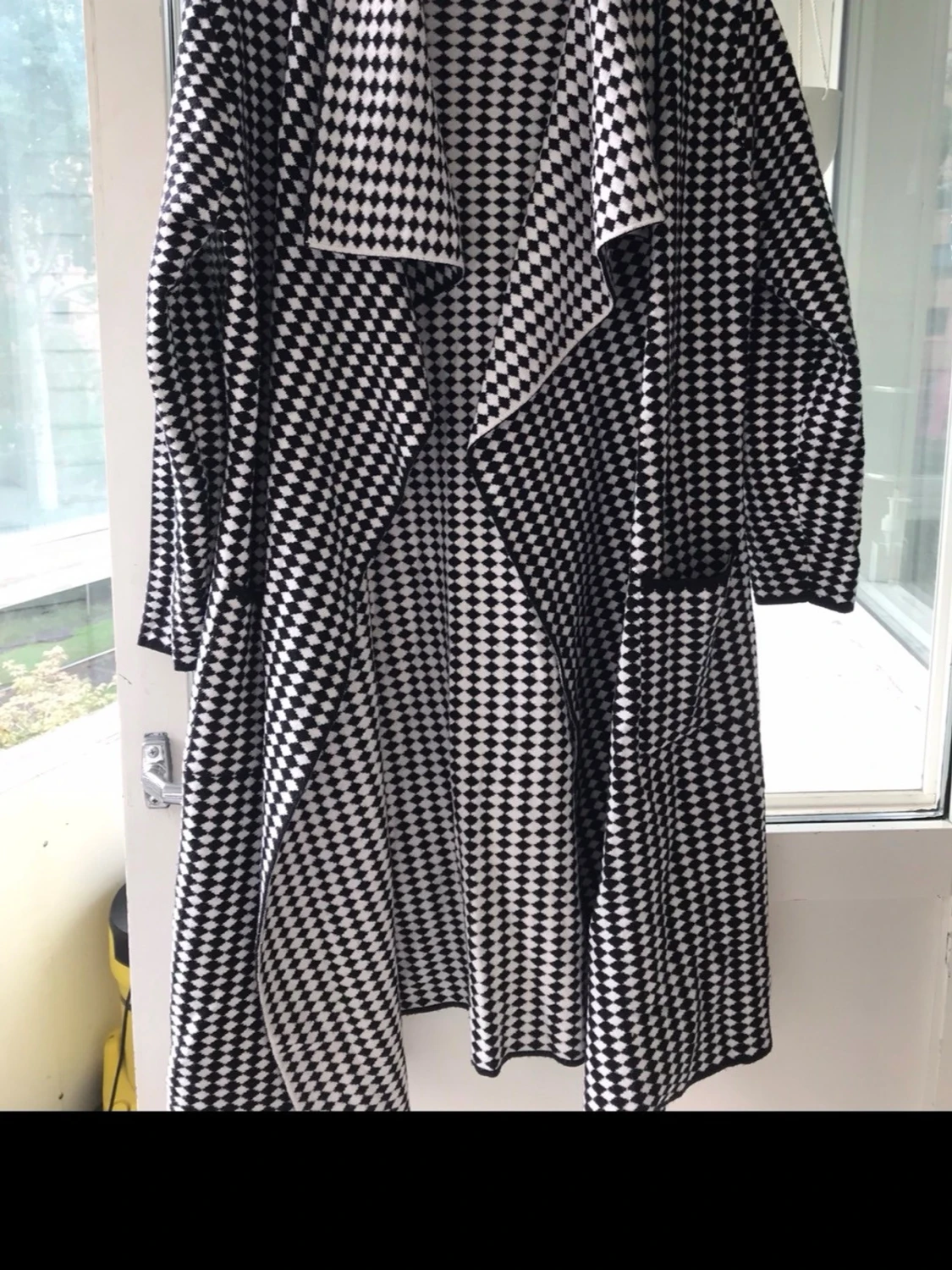 Svartvit rutig kappa med oversized passform - 1