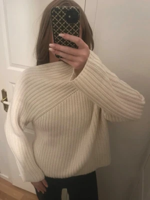 Tröja  - Storlek S från Zara, nypris 859kr och går ej att köpa längre! Krämvit. 