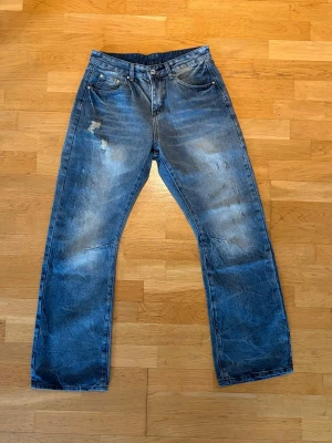 Jeans  - Säljer nu ett par riktigt feta jeans som jag precis köpt från PiecesoflifeStudio. Säljer pga att de är försmå. 
