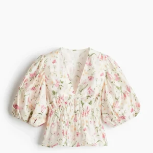 Blommig blus med puffärm från H&M - Säljer denna super populära och slutsålda blusen ifrån H&M. Den är aldrig använd och i storlek S❣️ Jag är 174 och den passar bra på mig! Bara att höra av er vid frågor, pris går att diskutera vid snabb affär!
