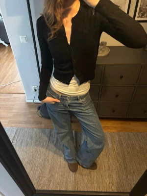 Tun stickad kofta - En tun stickad kofta i tajt passform som passar till det mesta, den är i bra skick