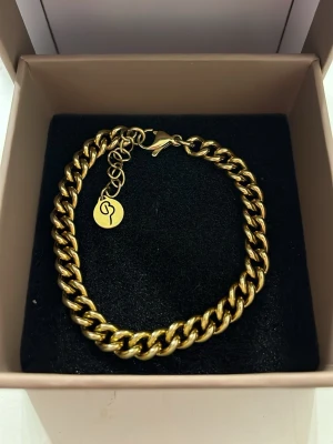 Guldfärgat kedjearmband från Edblad - Stilrent armband i guld från Edblad med kedjelänk. Perfekt för dig som gillar chunky smycken och vill ha en trendig accessoar som sticker ut.