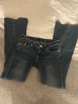 True Religion Joey Low Rise Flare Jeans - Säljer mina mörkblå jeans från True Religion, modell Joey Low Rise Flare i storlek 26. 