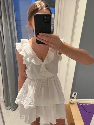 Vit klänning  - Säljer denna otroliga fina klänning som slutsåld och är perfekt inför studenten! Helt oanvänd endast testad. I storlek M men passar också en S.🌺 Nypris: 499kr 