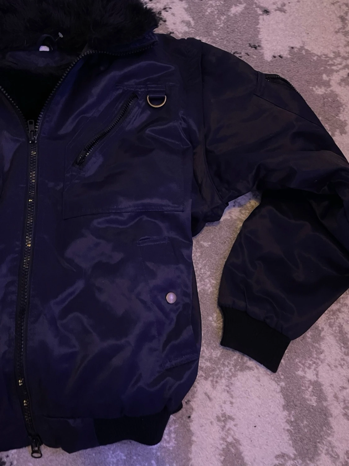 Mörkblå bomberjacka med fuskpäls - 2