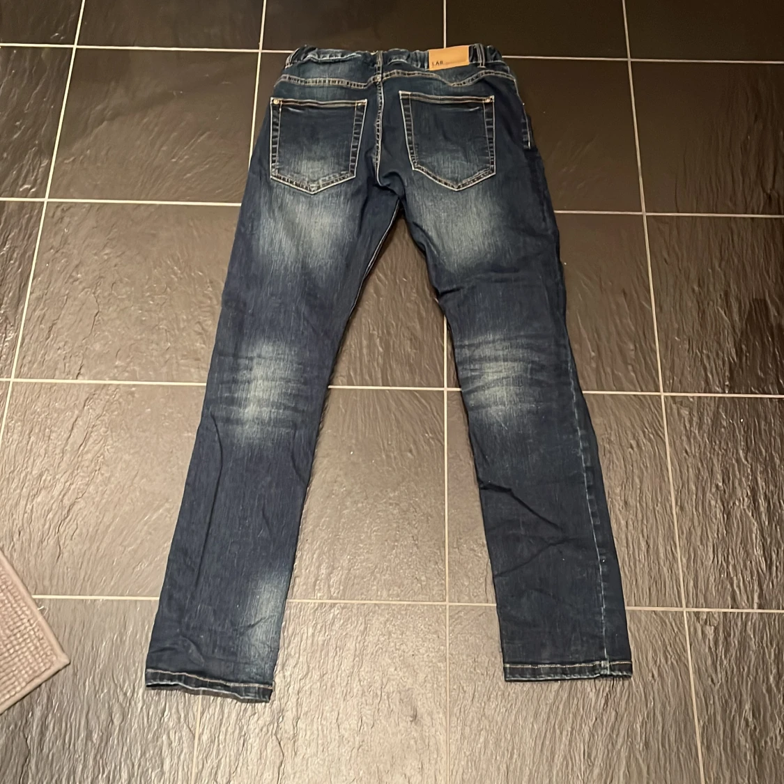 Mörkblå jeans med slitningar - 1