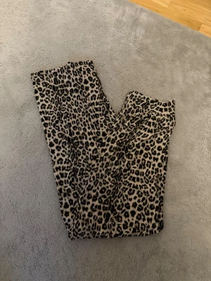 Leopardmönstrade leggings XS - Säljer ett par snygga leopardmönstrade leggings i beige och svart. Storlek XS.