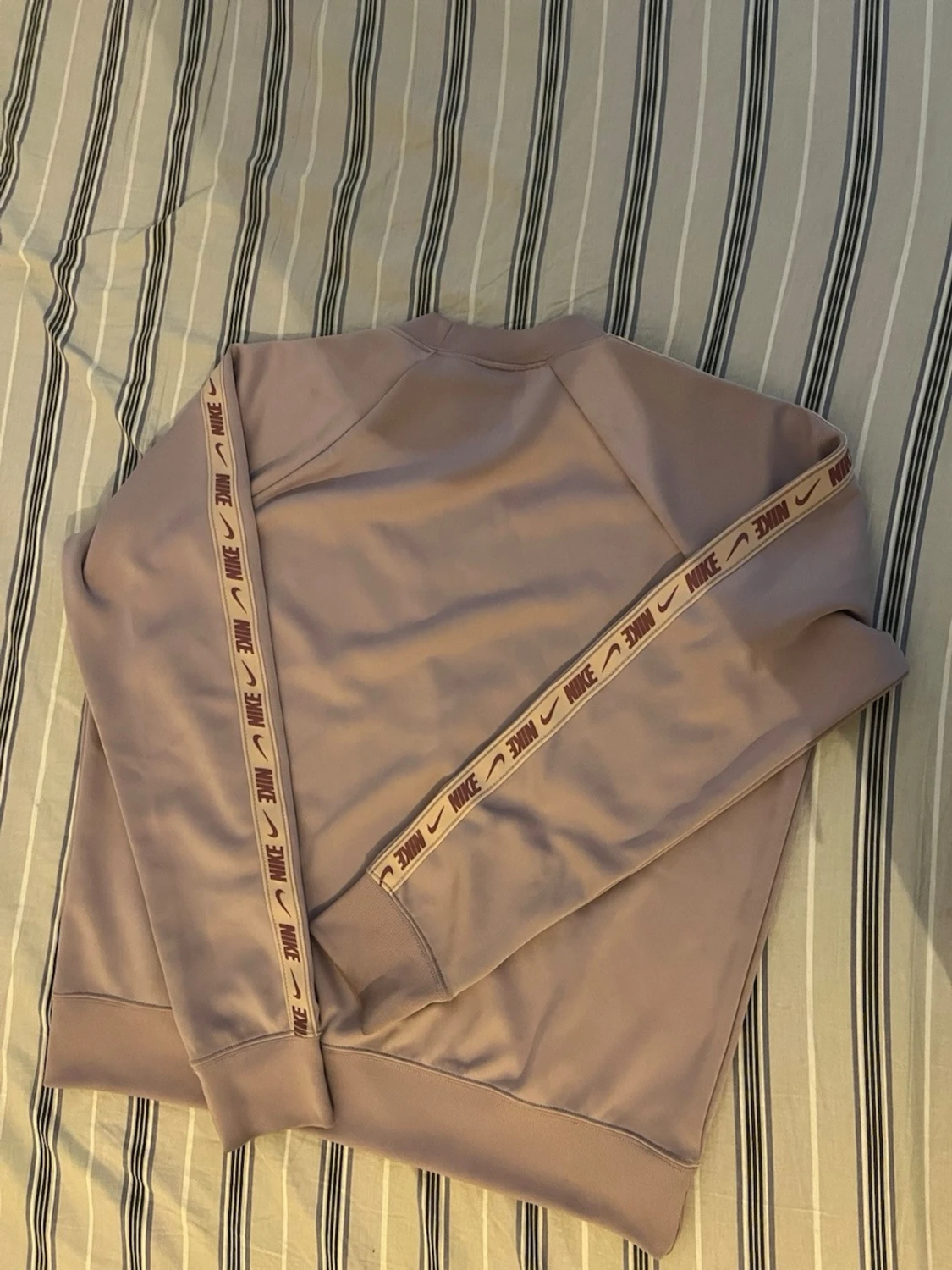 Ljuslila Nike sweatshirt med logga - 1