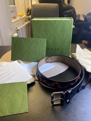 Gucci Skärp - Tja!! säljer ett Gucci skärp i storlek 85cm nyskick 9,5/10 kvitto allting följa med!!!  Hör av er för mer info.   