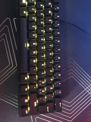 Razer Huntsman Mini - Använt i 4 veckor men jag har inte tid att spela längre så säljer därav Razer Huntsman Mini är ett kompakt 60% gamingtangentbord med RGB-belysning och mekaniska switchar. Svensk layout, USB-C anslutning. Tangentbordet är i gott skick utan synligt slitage, perfekt för gaming och skrivbord med begränsat utrymme. Helst hämtas i Leksand.