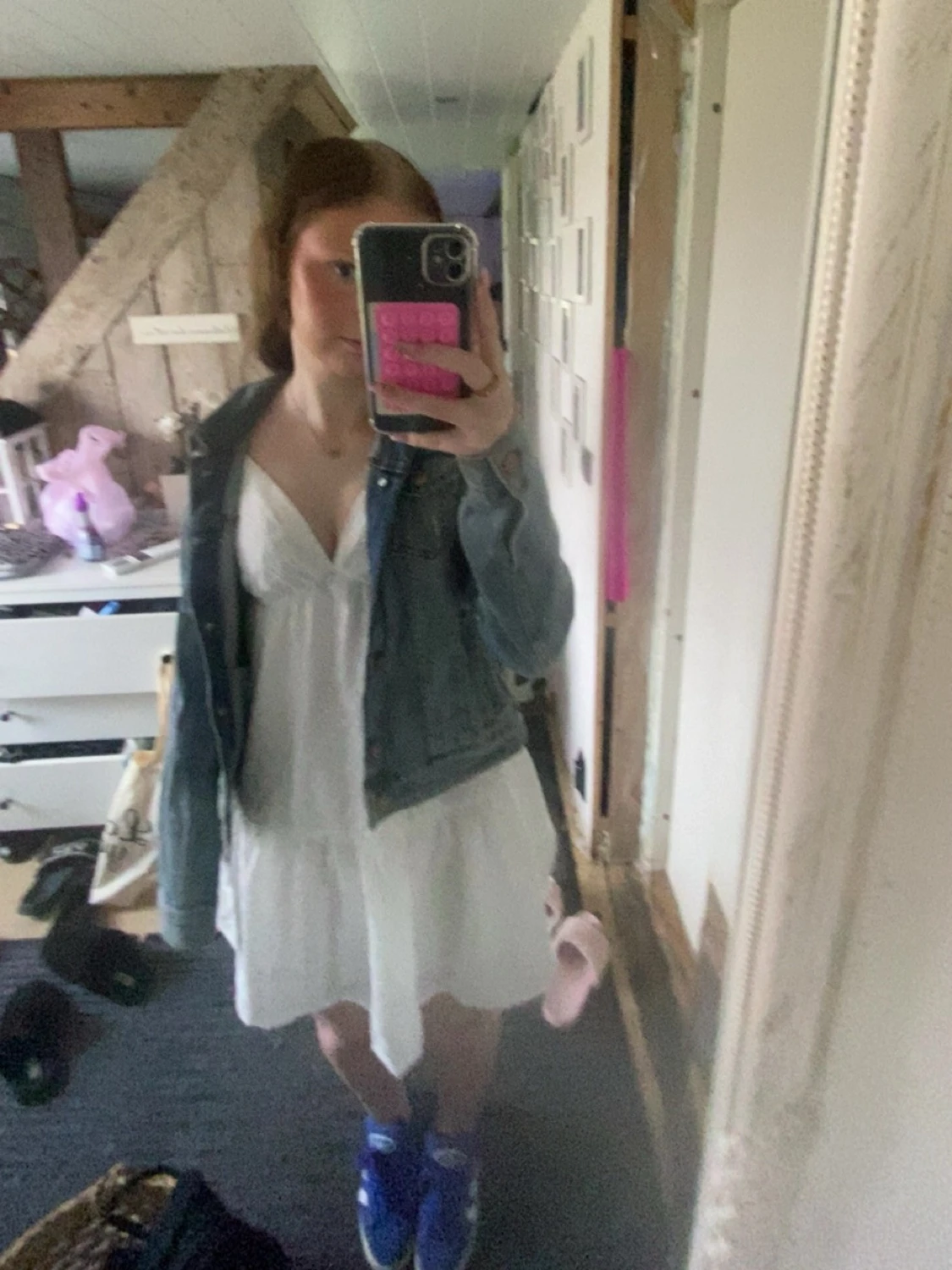 Vit kortklänning med v-ringning