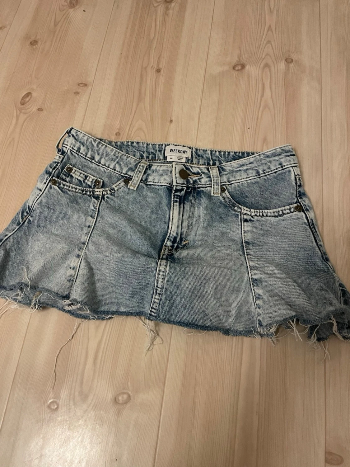 Trendig kort kjol från WEEKDAY💙