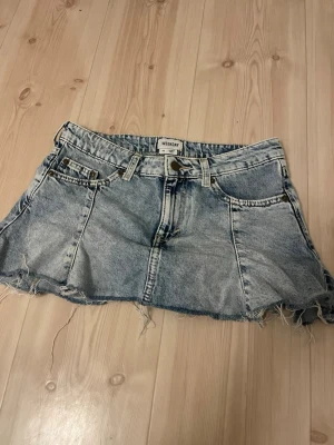 Trendig kort kjol från WEEKDAY💙 - Säljer min WEEKDAY kjol då den ej kommer till användning längre. Jätte fin och väldigt bra skick! Pris kan diskuteras. Storlek 36, passar mig som har storlek 34. 💙💙