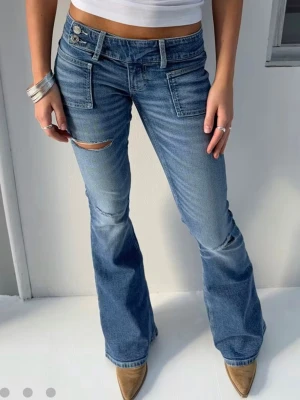 Ginas blå pleated flare jeans - Skit snygga jeans från Gina Tricot 14+ avdelning! Använda 2ggr 🤗 Original pris: 400kr 💞