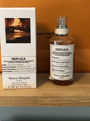 Maison margiela by the fireplace - !!Vinterns bästa parfym!!   Säljer denna sjukt feta maison margiela by the fireplace parfym! 100ml(70ml kvar) köpt för 1500kr på notino har jag för mig. Låda ingår! Garanterad äktehet (500+ nöjda kunder ✅) hör av dig vid intresse! 