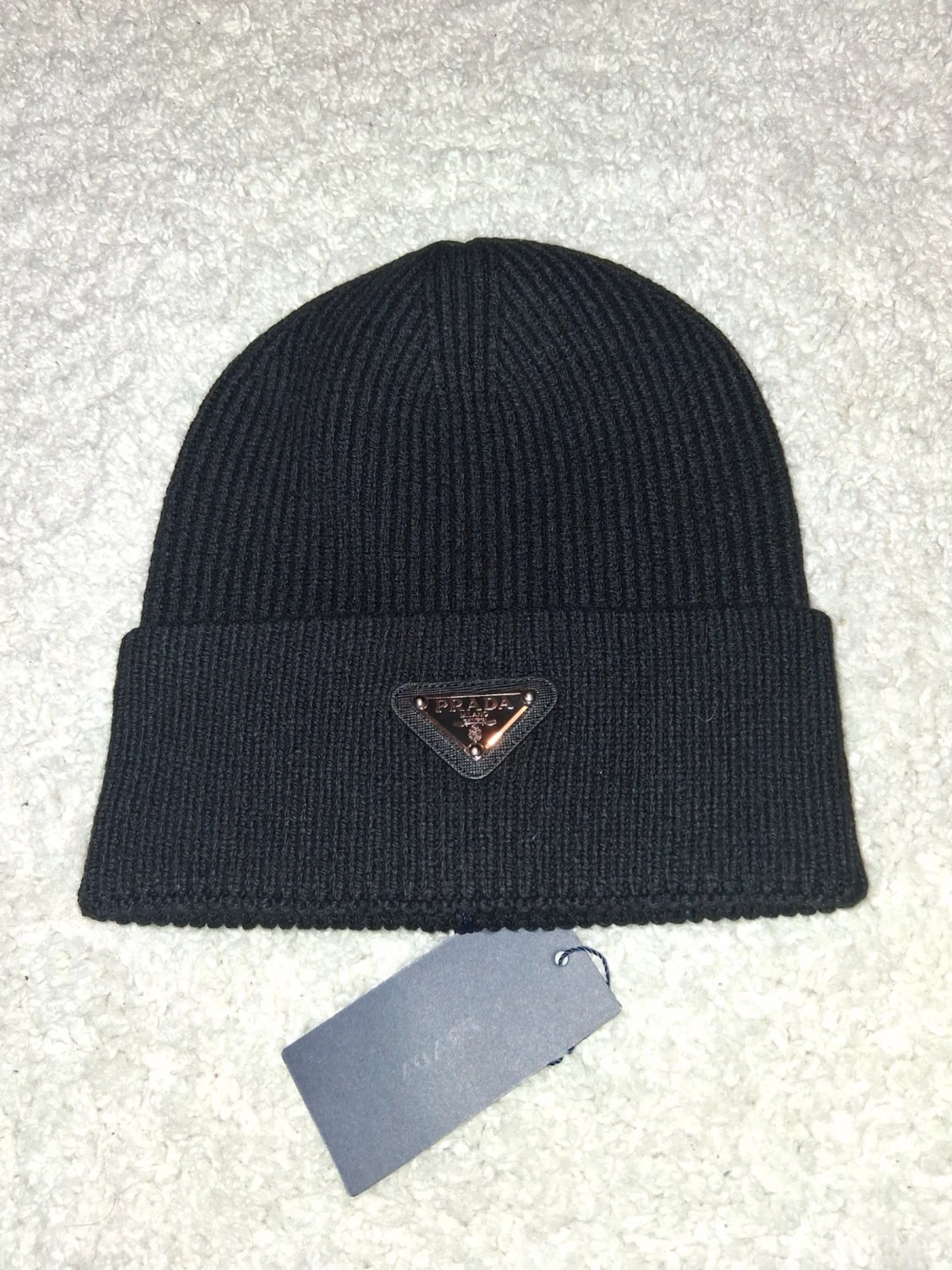 Svart ribbstickad mössa från Prada