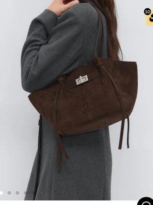 Brun mocka handväska från Gina - Sällan använd, inga skador eller defekter. Som ny! Säljs då den ej används❤️ köptes för 400kr från Ginas hemsida❤️supersnygg och eftertraktad!