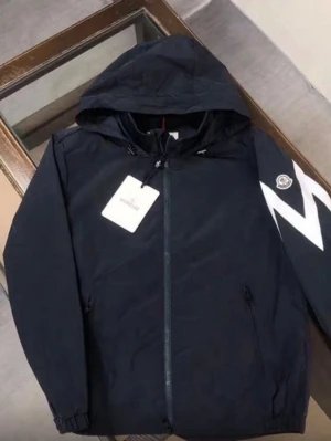 Svart vindjacka från Moncler - Svart vindjacka från Moncler helt ny St L.