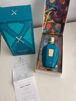 Xerjoff Erba Pura parfym - Ny - Lyxig parfym från Xerjoff i modellen Erba Pura. Flaskan är turkosblå med gulddetaljer och har en unik, elegant form. Kommer i en färgstark och exklusiv förpackning med geometriskt mönster. Perfekt för dig som gillar exklusiva dofter.