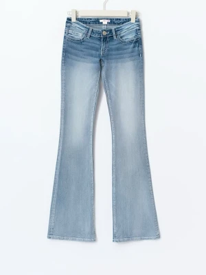 Bootcut jeans i ljusblå denim - Snygga bootcut jeans i ljusblå tvätt med klassisk femficksdesign och låg midja. Jeansen är i tall modellen, använda en hpng