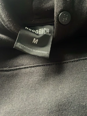 Svart hoodie från Hoodrich - Svart hoodie från Hoodrich med stor logga 4 gånger använd mjuk skön bra skick inget är sönder på hoodien 