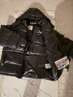 Svart pufferjacka från Moncler - Helt ny aldrig använd | Pris kan diskuteras vid snabb affär👍👑 Skriv gärna vid frågor eller funderingar!