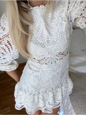 Vit klänning med spets och volang  - Så fin vit klänning med spets och långa puffärmar💕 Storlek S och mycket bra skick, aldirg använd av mig. Skicka prisförslag, så diskuterar vi💕