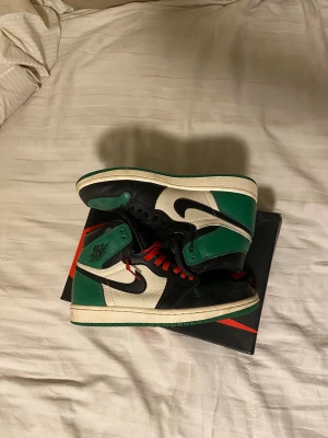 Jordan 1 High Pine Green 1.0  - Säljer nu mina J1 Pine Greens som jag aldrig använder, har haft dem i 2+ år och ej använda mer än 10 gånger, kan självklart tvättas av behov, storlek 42