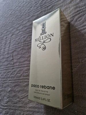 1 Million Eau de Toilette 100ml - 1 Million Eau de Toilette från Paco Rabanne. Sprejat några sprej från den så nästan helt full.