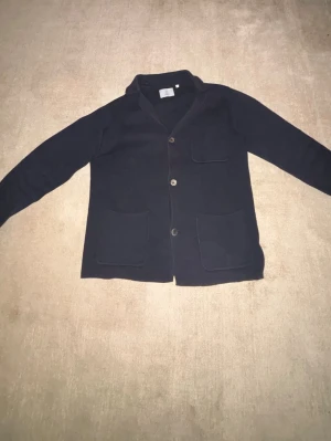 Cardigan  - Den är marin blå fin stickad cardigan i jätte bra skick storlek S i vuxenstorlek 