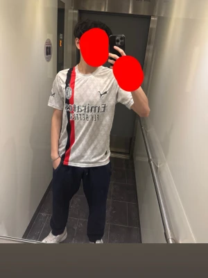 AC Milan bortatröja Puma vit - Snygg AC Milan bortatröja från Puma i vitt med subtilt mönster, röda och svarta vertikala ränder samt klubbmärke på bröstet. Tillverkad i lätt och ventilerande material, perfekt för träning eller match. Emirates Fly Better-logga på framsidan lite stickad där back annars perfect skick .