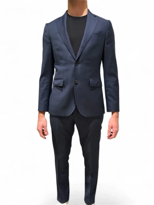 THESE GLORY DAYS Mörkblå kostym  - Mycket snygg mörkblå kostym från THESE GLORY DAYS i storlek 48. Både kavajen och byxorna är i mycket bra skick. Nypris är ca 4200kr. Kavajen har klassisk passform, smala slag och fickor med lock som går att vika in. Perfekt för dig som vill ha en stilren och modern look. Fodret i armarna är randiga som på bilden. Hör gärna av er om ni har frågor eller vill ha fler bilder. 