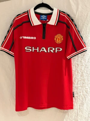 Manchester United Giggs #11 - Säljer en Manchester United tröja från säsongen 98/99. Bakom ryggen så gömmer sig Giggs nummer 11. Perfekt för dig som vill ha en snygg retro tröja. Bara att höra av sig vid frågor