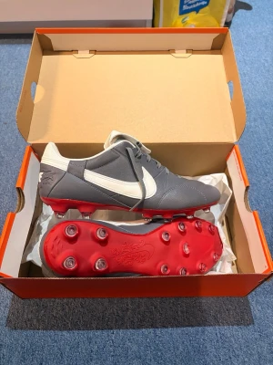 Nike grå-vita fotbollsskor - Nike premier 3 skor, säljer dessa Helt nya direkt från lådan storlek 42 ordinarie pris 1249, fg dobbar