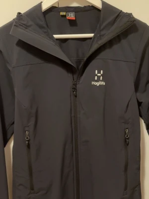 Haglöfs vindjacka  - Haglöfs vindjacka dam, storlek S. äkta 🥰 inga defekter, kom gärna privat för mer bilder på jackan. Köpta pris 1299kr