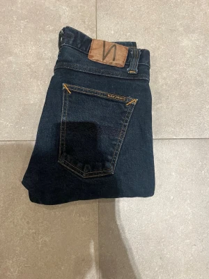 Nudie dry selvedge  - Tjena, säljer nu dessa riktigt snygga nudie lean Dean dry selvedge  i Stl W30 L32 . Dom är i riktigt bra skick. Nypris 2500✅Vid minsta funderingar så är det bara att höra av sig//Allt gott