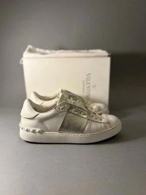 Valentino opens - Valentino opens till salu i väldigt bra skick! Box och allt medföljer! Hör av er vid fundering!😊⛰️