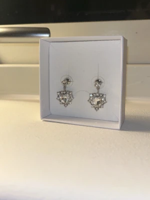 hjärt-örhängen - silver hjärt-örgängen med diamanter